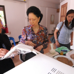 กลุ่มส่งเสริมธุรกิจ พาอาจารย์จากจุฬาฯ เยี่ยมชมการผลิตลูกประคบ ณ โครงการสวนสมเด็จฯ จ.เพชรบุรี (17  มิถุนายน  2552)