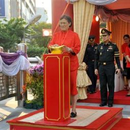 สมเด็จพระเทพรัตนราชสุดาฯ สยามบรมราชกุมารี เสด็จพระราชดำเนินไปทรงเป็นประธานในพิธีเปิดงานเทศกาลตรุษจีนเยาวราช ประจำปี ๒๕๕๙ ภายใต้ชื่อ “ปีวอกทอง มงคลยิ่ง ลาภพูนทวี”