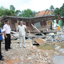 Secretary-General of the Chaipattana Foundation inspects flood-affected areas in Phra Saeng District, Surat Thani Province