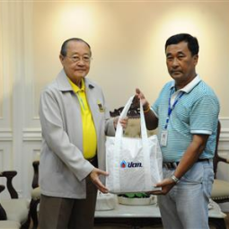 <strong>อ่านเพิ่มเติมเกี่ยวกับ</strong><br />เลขาธิการมูลนิธิชัยพัฒนา รับมอบถุงยังชีพจากบริษัท ปตท. เพื่อช่วยเหลือผู้ประสบภัยจากน้ำท่วม  เลขาธิการมูลนิธิชัยพัฒนา รับมอบถุงยังชีพจากบริษัท ปตท. เพื่อช่วยเหลือผู้ประสบภัยจากน้ำท่วม