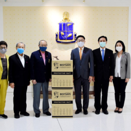 ดร.ไพจิตร วิบูลย์ธนสาร รองประธานและเลขาธิการหอการค้าไทยในจีน พร้อมคณะหอการค้าไทยในจีน มอบชุด PPE จำนวน 2,000 ชุด เพื่อสมทบ "กองทุนชัยพัฒนาสู้ภัยโควิด 19 (และโรคระบาดต่างๆ)”