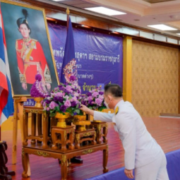 <strong>อ่านเพิ่มเติมเกี่ยวกับ</strong><br />โรงพยาบาลเลิดสิน ได้จัดพิธีรับมอบเครื่องออกซิเจน ไฮ โฟลว์พระราชทาน จำนวน 5 เครื่อง โดยมีนายแพทย์ศักรินทร์ วงศ์เลิศศิริ ผู้อำนวยการโรงพยาบาลเลิดสิน เป็นผู้แทนรับมอบ โรงพยาบาลเลิดสิน ได้จัดพิธีรับมอบเครื่องออกซิเจน ไฮ โฟลว์พระราชทาน จำนวน 5 เครื่อง โดยมีนายแพทย์ศักรินทร์ วงศ์เลิศศิริ ผู้อำนวยการโรงพยาบาลเลิดสิน เป็นผู้แทนรับมอบ