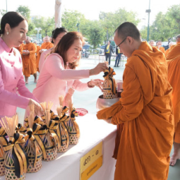 กรรมการและรองเหรัญญิกมูลนิธิชัยพัฒนา ร่วมในพิธีบำเพ็ญกุศลและทำบุญตักบาตรพระสงฆ์และสามเณร เนื่องในวันคล้ายวันสวรรคตรัชกาลที่ 5