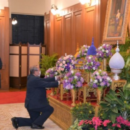 <strong>Read more about</strong><br />Representatives from the Chaipattana Foundation Present a Vase of Flowers to Her Royal Highness Princess Maha Chakri Sirindhorn Representatives from the Chaipattana Foundation Present a Vase of Flowers to Her Royal Highness Princess Maha Chakri Sirindhorn