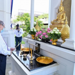 Secretary-General of the Chaipattana Foundation Pays Homage to the Buddha Statue on the Auspicious Occasion of the Chaipattana Foundation’s Annual Committee Meeting