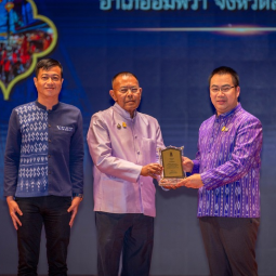 The Representative from the Chaipattana Foundation Receives the Honorary Shield "10 Land Markets, 6 Floating Markets: Reviving Thai Culture”
