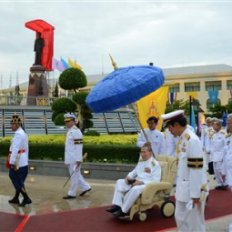 His Majesty the King presides over the unveiling of the King Rama VIII statue