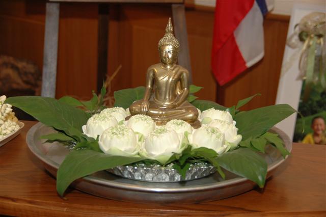 ข าวผ บร หารม ลน ธ ช ยพ ฒนา พ ธ สรงน ำพระและรดน ำขอพรคณะผ บร หารสำน กงานม ลน ธ ช ยพ ฒนา เน องในประเพณ สงกรานต ประจำป 2552